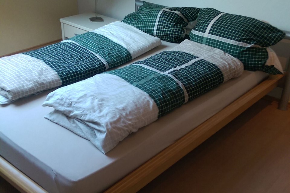 Doppelbett mit Bettwäsche von Sandra Kolberg im Gästezimmer Bad Honnef