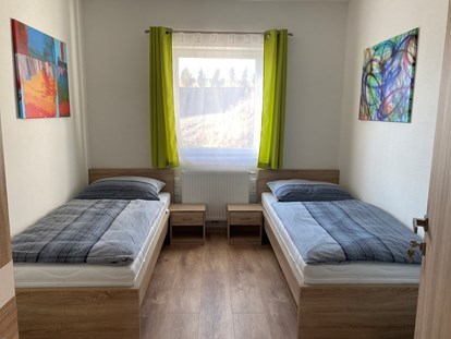 Monteurwohnung - Bettwäsche: Bettwäsche inklusive - Doppelzimmer mit Einzelbetten im Monteurzimmer in Neulengbach - Monteurzimmer-Buchen.at  in Neulengbach