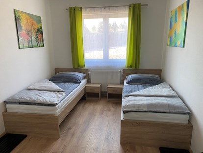 Monteurwohnung - Bettwäsche: Bettwäsche inklusive - Zwei Einzelbetten im Doppelzimmer - Monteurzimmer-Buchen.at  in Neulengbach