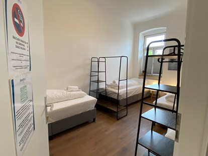 Monteurwohnung - Bettwäsche: Bettwäsche inklusive - Schlafzimmer für drei Personen - Monteurwohnungen in Klagenfurt am Wörthersee