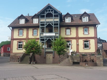 Monteurwohnung - WLAN - Außenansicht unseres Hauses mit Biergarten. Innenhof liegt hinten links - Ferienwohnung "Wohnglück" im Gasthaus "Zur Krone"