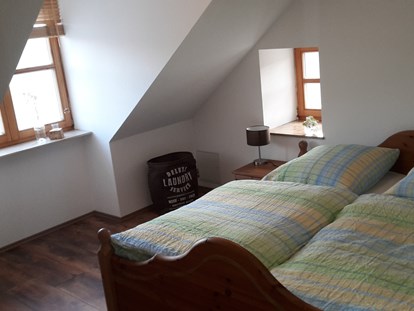 Monteurwohnung - Hessen - 1 von insgesamt 5 Schlafzimmern. Alle ausgestattet mit Holzmöbeln und dazugehörigen Kleiderschränken - Ferienwohnung "Wohnglück" im Gasthaus "Zur Krone"