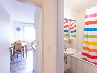 Monteurwohnung - WLAN - Blick vom Flur in Küche und Badezimmer - Kleeblatt